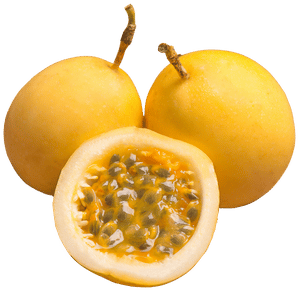 Maracuyás enteros y uno partido mostrando su pulpa amarilla